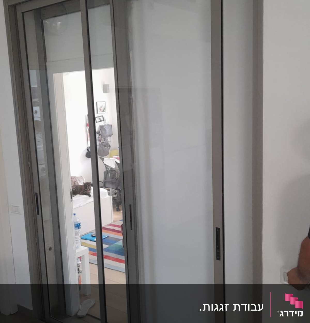 דלת זכוכית הזזה עם מסגרת מתכת אפורה